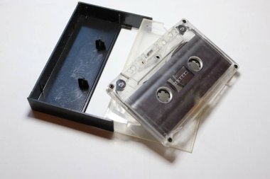 Analog medya, müzikal nostalji, teknoloji mirası ve reklam, eğitim veya dekoratif kullanım için geçmişe dönük tasarım konsepti olan klasik ses kaseti.