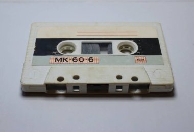 1991 yapımı bir müzik nostaljisi, analog teknoloji, retro tasarım ve editör, reklamcılık veya dekoratif kullanım için medya tarihi içeren MK-60-6 ses kaseti..