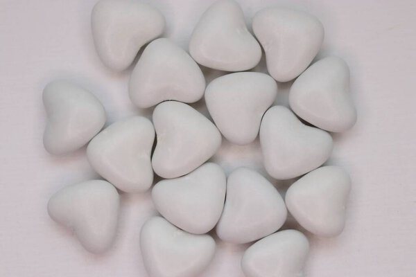 Белые застекленные сердца на светлом фоне: декоративная композиция для праздничного дизайна, романтического содержания и кулинарной эстетики