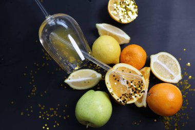 Üzerinde portakal, elma ve simli limon parçaları olan cam kadehlerin üst görüntüsü. Yüksek kalite fotoğraf