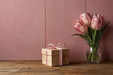 Orta yaşlı bir adam, kahve dükkanında elinde kahve fincanıyla mutlu bir müşteri. Yapay zeka oluşturuldu