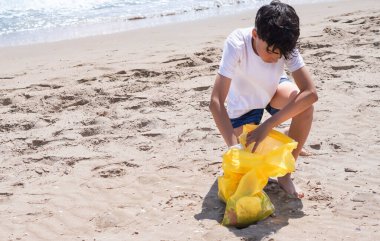 Gençler plajdan plastik cerrahi alıyor.