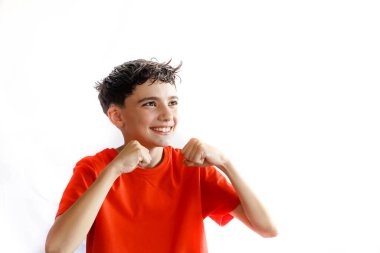 Çocuk, iyimserlikle savaşan çocuk, beyaz bir arka planda, çilli, bir jest ya da poz ile