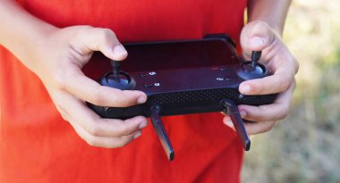 Sahada insansız hava aracı kullananlar.