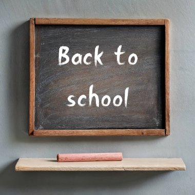 Okulun kara tahtasına tebeşirle yazılmıştı. Okul konseptine dönelim. ai oluşturuldu.