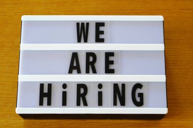 Eleman arıyoruz. Işık kutusunu imzalayın. iş alma kavramı