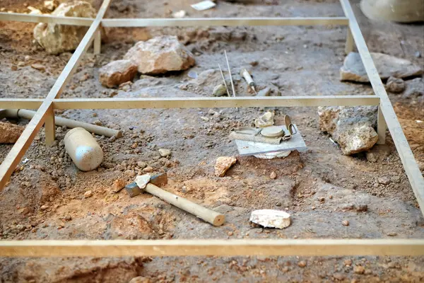 Aletlerle yapılan bir kazının ızgarası. arkeoloji ve paleontoloji kavramı