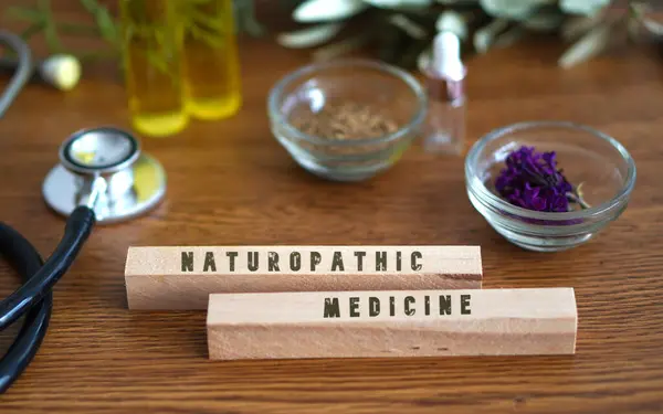 NATUROTHİK MÜZİK. Stetoskop, yağ ve doğal ilaçlarla dolu bir masa.