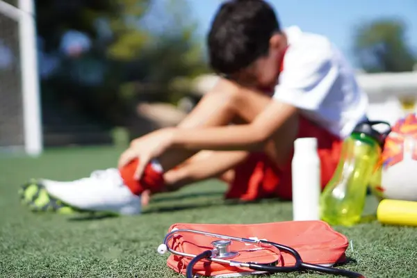 Futbol maçında tıbbi yardım alan yüzü olmayan çocuk yaralandı