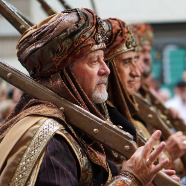 Valencia, İspanya; 10-09-2024: Valencia, İspanya 'da geleneksel Moors ve Hristiyan festivali. Geçit töreninde silahlı ve türbanlı adamlar.