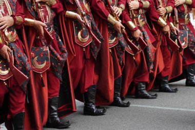 Valencia, İspanya 'da geleneksel Moors ve Hristiyanlar festivali. Mağripli botların ve kostümlü adamların geçit töreni detayları..