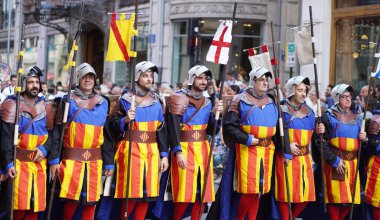 Valencia, İspanya; 10-09-2024: geleneksel Moors ve Christian festivali, Valencia, İspanya. Aragon kostümlü ve pankartlı bir grup adam..