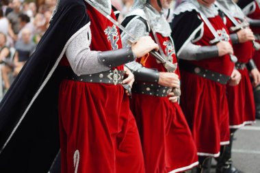 Geleneksel bozkır ve Hıristiyanlar festivali, Valencia, İspanya. Pelerinli ve kılıç kostümlü yüzsüz ejderha şövalyeleri.