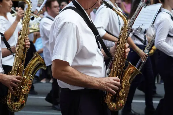 Valencia, İspanya; 10-09-2024: geleneksel Moors ve Christian festivali, Valencia, İspanya. Sokakta rüzgar enstrümanları çalan bir grup müzisyen.