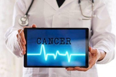 - Kanser. Steteskoplu ve tabletli doktor