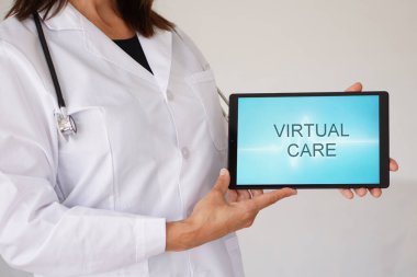 Sanal bakım konsepti. Kadın doktor tıbbi uygulamalı bir tablet gösteriyor