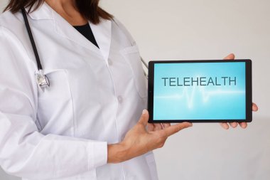 TeleHealth konsepti. Kadın doktor tıbbi uygulamalı tablet gösteriyor.