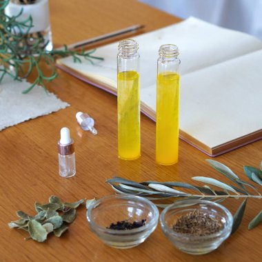 Şişeler, yağlar, esanslar, otlar ve tohumlarla dolu homeopatik çalışma masası