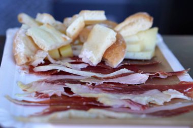 Bulaşık, ırkçılık, tipik, İspanyol, serrano jambonu, ekmek ve peynir.