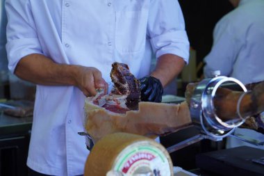 İspanya 'da bir gastronomik etkinlik sırasında profesyonel amatör bıçak kesicisi.