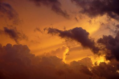 bulutlu gökyüzü arkaplanı ve turuncu ışık