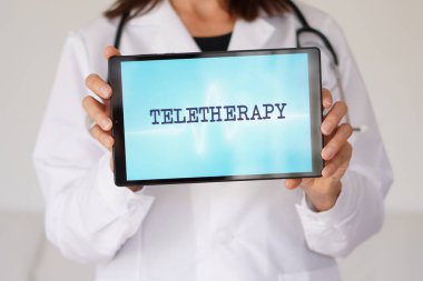 Telepati konsepti. Kadın bir doktorun elinde tutulan bir tablete yazılmış kelimeler..