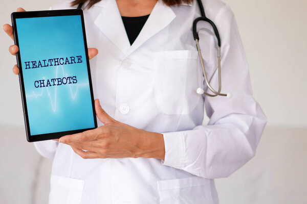 Концепция CHATBOTS HEALTHCARE. слова, написанные на табличке, которую держит в руках женщина-врач.