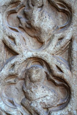 Doğal renklerin dikey arkaplanı, gotik bir kilise kapısının rahatlaması için taş dokusu.