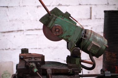 Endüstri. Eski endüstriyel testere bir fabrikada metal kesmek için.