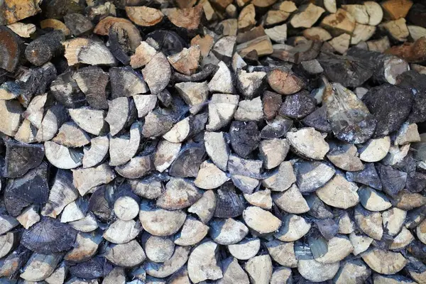 Eski yakacak odununun yatay arkaplan resmi dikkatlice kesilmiş ve ahşap doku oluşturmak için yerleştirilmiş