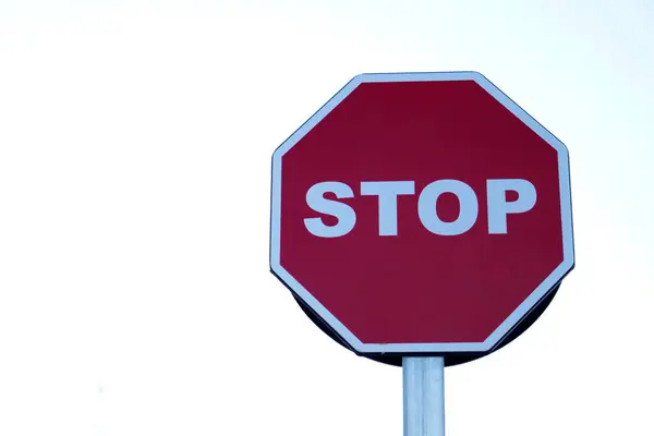 Beyaz arkaplanı olan yol işaretini durdur ve boşluğu kopyala