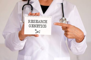 Kadın doktor, araştırmanın önemini not defterinde yazan kelimelerle belirtiyor.