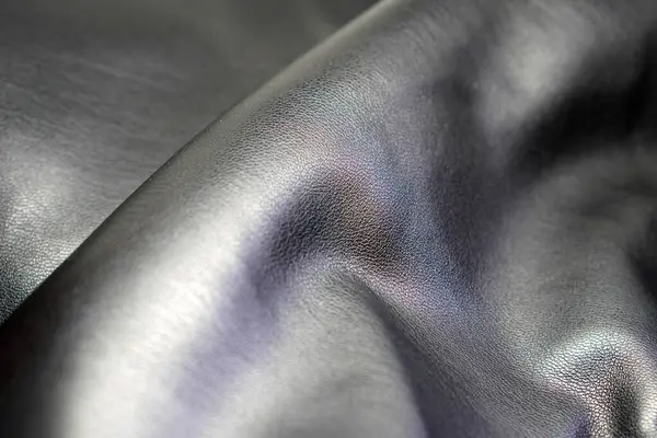 yumuşak deri desenli pileli saten siyah arkaplan