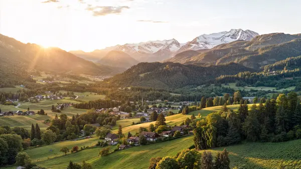 Avrupa 'da tipik evleri ve karla kaplı dağları olan dağ köylerinin manzarası. ai oluşturuldu