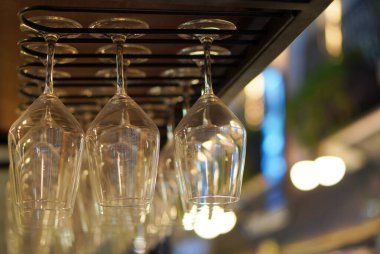 Bar ve şarap konsepti. Açmadan önce şık bir bara yerleştirilmiş şarap kadehlerini kapatın.