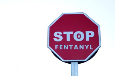 Fentanil halk sağlığı krizi. Trafik levhasında Fentanyl ve kurukafa yazıyor.