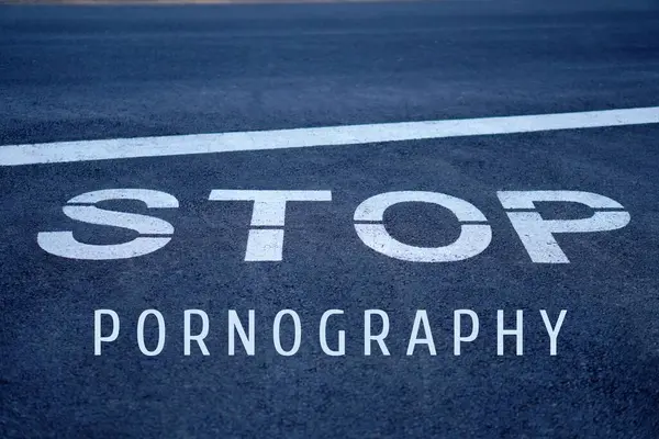 Pornografi konseptini durdur. Asfalta yazılmış kelimeler.