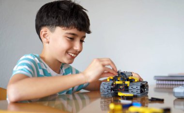 Çocuk evde boş vakit geçiriyor. Güzel psikomotor becerileri. yaratıcılık, parçalı oyunlar.