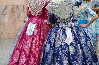 Renkli elbiseli Falleras kadınlarının meçhul görüntüsü Valencia 'nın İspanya' daki düşüşünün tipik bir örneği.