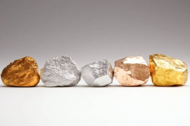 Altın, gümüş, platin, 18K altın ve titanyum metal cevherlerinden oluşan bir grup fotoğrafı. ai oluşturuldu