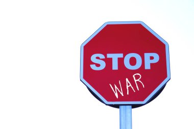 - Savaşı durdurun. Yol tabelasında savaşların sona ermesini talep eden yazılı kelimeler var..