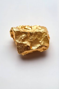 Beyaz arka planda bir altın külçesi. ai oluşturuldu