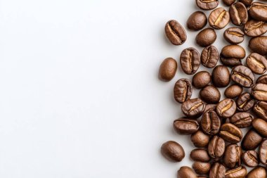 Görüntünün sağ tarafında kahve çekirdekleri olan beyaz arkaplan. ai oluşturuldu