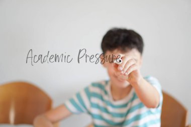 ACADEMİK KONUŞTURMA. Ergenlik öncesi çocuk ekranda bu sorunu yazıyor.