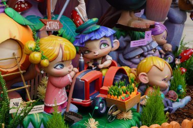 Valencia, İspanya; 03-15-2025: Fallas Kutlaması. Neşeli karakterleri ve sahneleri temsil eden renkli falla yapısı.