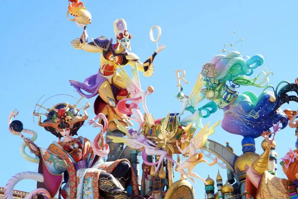 Valencia, İspanya; 03-15-2025: Fallas Kutlaması. Neşeli karakterleri ve sahneleri temsil eden renkli falla yapısı.
