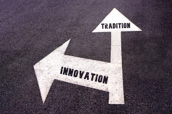 Gelenek ve yenilik ikilemi. farklı yolları gösteren iki oklu işaret resmi