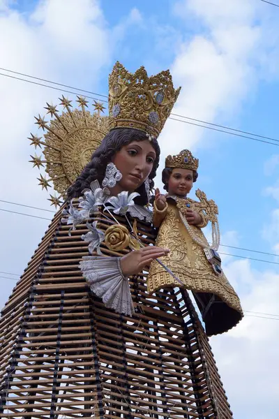 Desamparados 'un bakiresi Valencia' nın düşüşünde pelerinini çiçeklerle doldurmadan önce