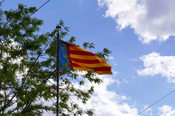 İspanya 'daki Valensiyalı topluluğun bayrağı rüzgarda dalgalanıyor.