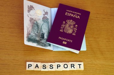 seyahat ve tatil konsepti. Altında pasaport yazan İspanya pasaportları